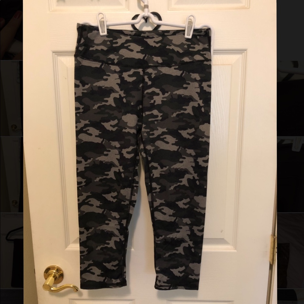 Fabletics Camo cropped leggings